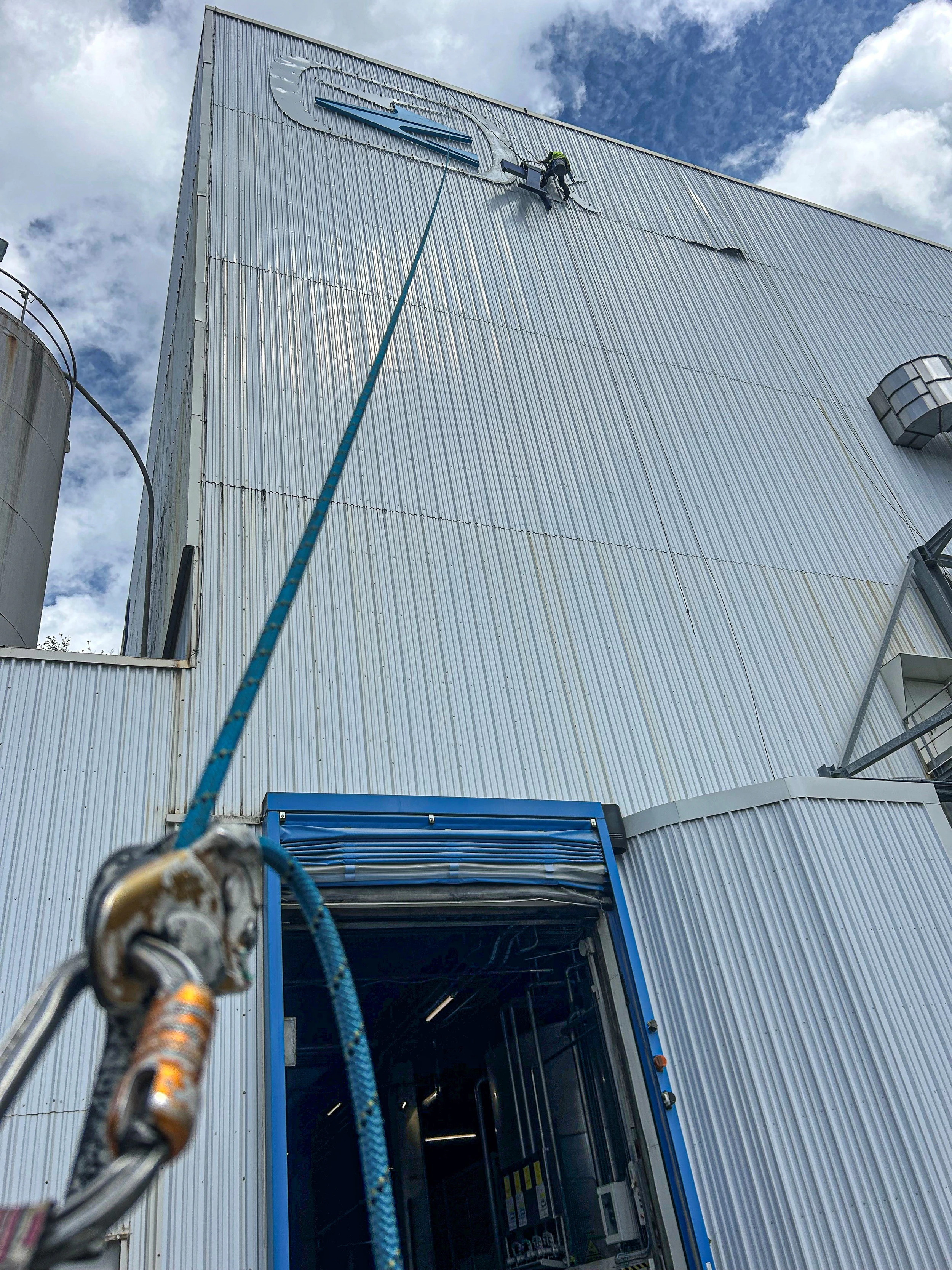 Intervention de cordistes MS Access pour nouvelle identité chez SMURFIT WESTROCK à Biganos (industrie) – 4